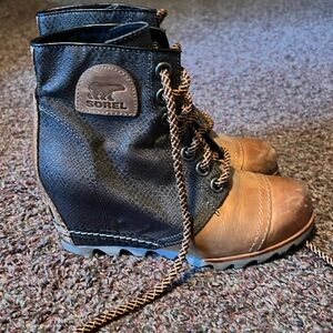 Sorel leather and canvas wedge